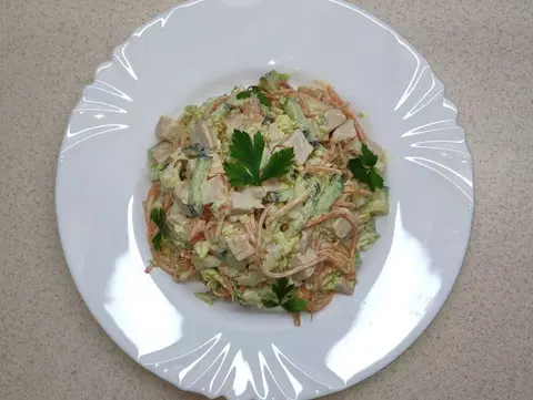 Салат из корейской моркови, курицы и пекинской капусты