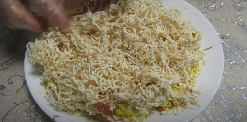 Салат Белый медведь с курагой и грецким орехом — шаг 8