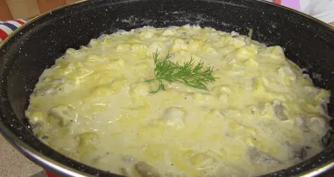 Жульен с курицей и грибами на сковороде