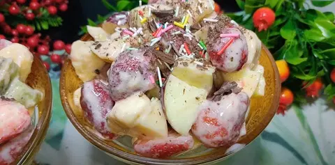 Фруктовый салат с шоколадом и взбитыми сливками
