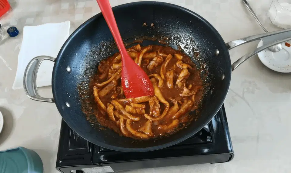 Кальмары, тушеные с овощами — шаг 2