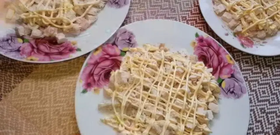 Салат из филе куриной грудки с ананасами — шаг 1
