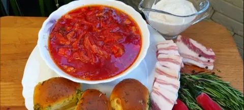Красный борщ с пампушками