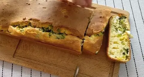 Заливной пирог с зеленым луком и яйцом