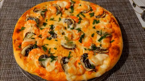 Пицца с креветками и шампиньонами