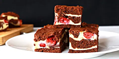 Пирожное Брауни с творогом и вишней