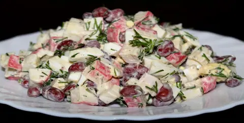 Быстрый салат с фасолью и крабовыми палочками