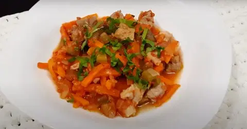 Гуляш с солеными огурцами