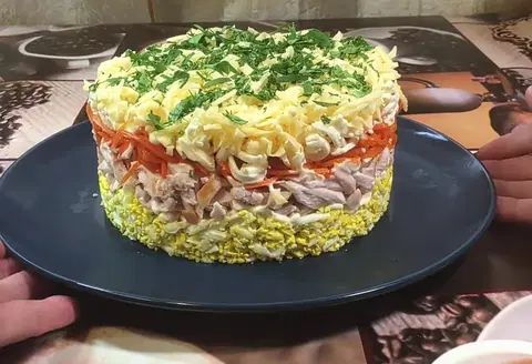 Слоеный салат с курицей и корейской морковью
