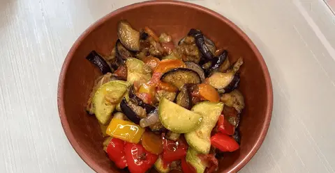 Овощи тушеные на сковороде с баклажанами и кабачками