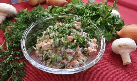 Салат с фасолью и копченой колбасой