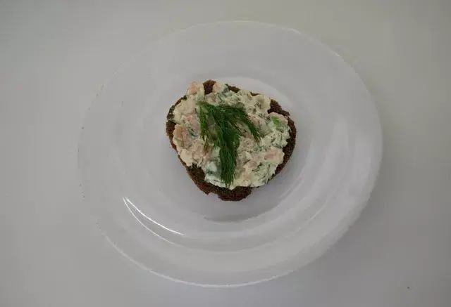 Ароматный риет с красной рыбой и зеленью — шаг 4