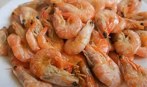 Креветки вареные с лимоном и укропом