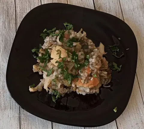 Зеленая гречка с помидорами, луком и чесноком