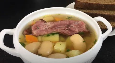 Суп с фасолью с копченостями