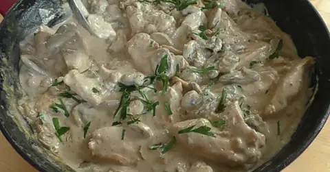 Курица с грибным соусом