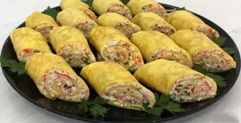 Яичные рулетики с крабовой начинкой