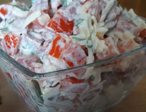 Грузинский салат с колбасой и помидорами