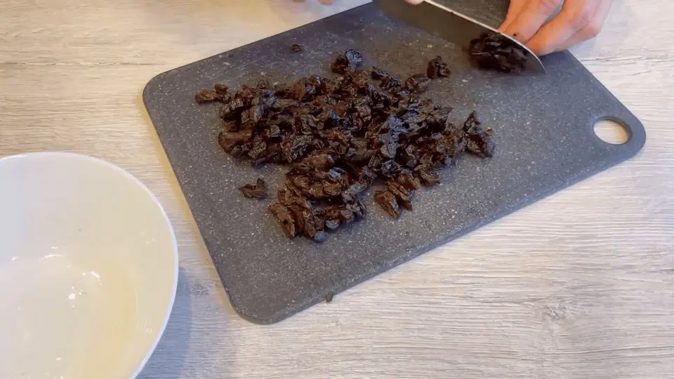 Салат с черносливом и курицей — шаг 4