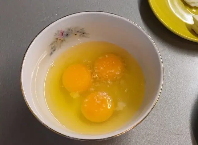 Классический французский омлет с сыром — шаг 1