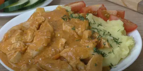 Бефстроганов из куриной грудки