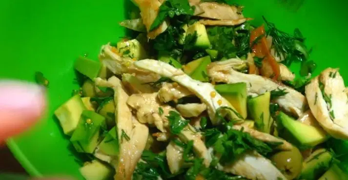 Салат с куриной грудкой авокадо и оливками — шаг 4