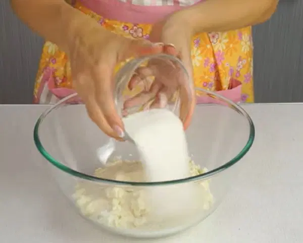 Сырники с варёной сгущёнкой — шаг 1