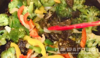 Фото приготовления рецепта: Горячий салат из брокколи по-китайски - шаг 12