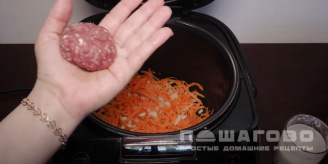 Фото приготовления рецепта: Ёжики в мультиварке с томатно мучной заливкой - шаг 9