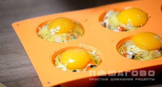 Фото приготовления рецепта: Картофельные корзинки с яйцом (в духовке) - шаг 11