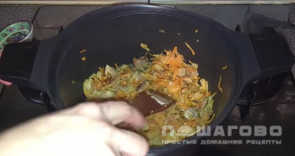 Фото приготовления рецепта: Солянка из капусты с мясом - шаг 6