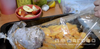 Фото приготовления рецепта: Голень индейки в рукаве с картофелем - шаг 8