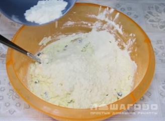 Фото приготовления рецепта: Вкусные творожные сырники с изюмом - шаг 3