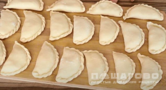 Фото приготовления рецепта: Вареники с сырым картофелем и салом - шаг 7