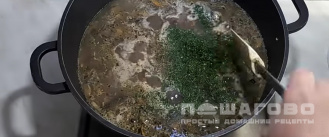 Фото приготовления рецепта: Суп грибной с перловкой - шаг 11