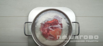 Фото приготовления рецепта: Борщ красный со свеклой, томатной пастой и зеленью - шаг 1