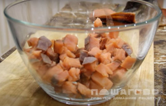 Фото приготовления рецепта: Салат из рыбы с помидорами - шаг 1