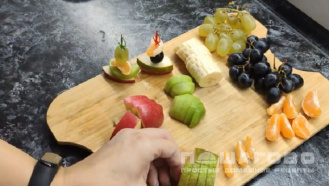 Фото приготовления рецепта: Канапе из фруктов для детей - шаг 3