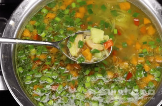 Фото приготовления рецепта: Суп с колбасой и вермишелью - шаг 4