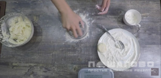 Фото приготовления рецепта: Ванильные сырники из творожной массы - шаг 6