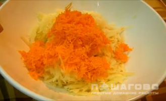 Фото приготовления рецепта: Картофельные драники с морковью - шаг 2