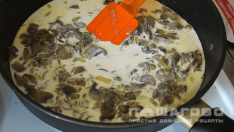 Фото приготовления рецепта: Спагетти с грибами в сливочном соусе - шаг 4