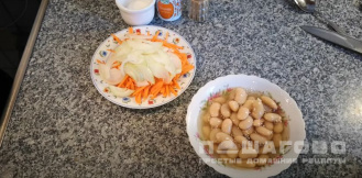 Фото приготовления рецепта: Салат из белой фасоли, яблока и болгарского перца - шаг 2