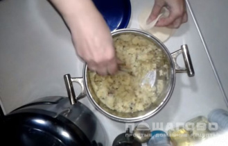 Фото приготовления рецепта: Вареники с картошкой и грибами - шаг 5