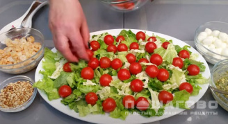Фото приготовления рецепта: Салат с креветками и помидорами черри - шаг 9