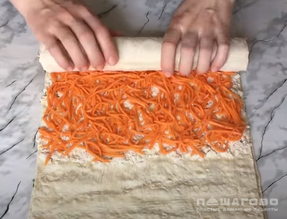 Фото приготовления рецепта: Рулет из лаваша с курицей - шаг 5
