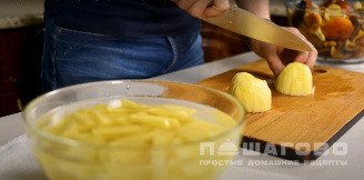 Фото приготовления рецепта: Жареная картошка с лесными грибами - шаг 3