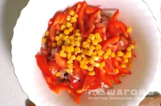 Фото приготовления рецепта: Салат с копченой курицей, овощами и кукурузой - шаг 5