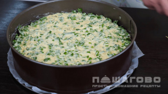 Фото приготовления рецепта: Заливной пирог с мясом и зеленью - шаг 7