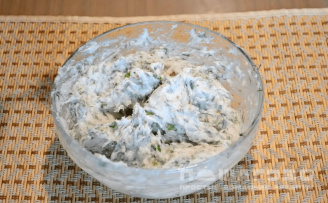 Фото приготовления рецепта: Помазанка из сала с чесноком и укропом - шаг 3